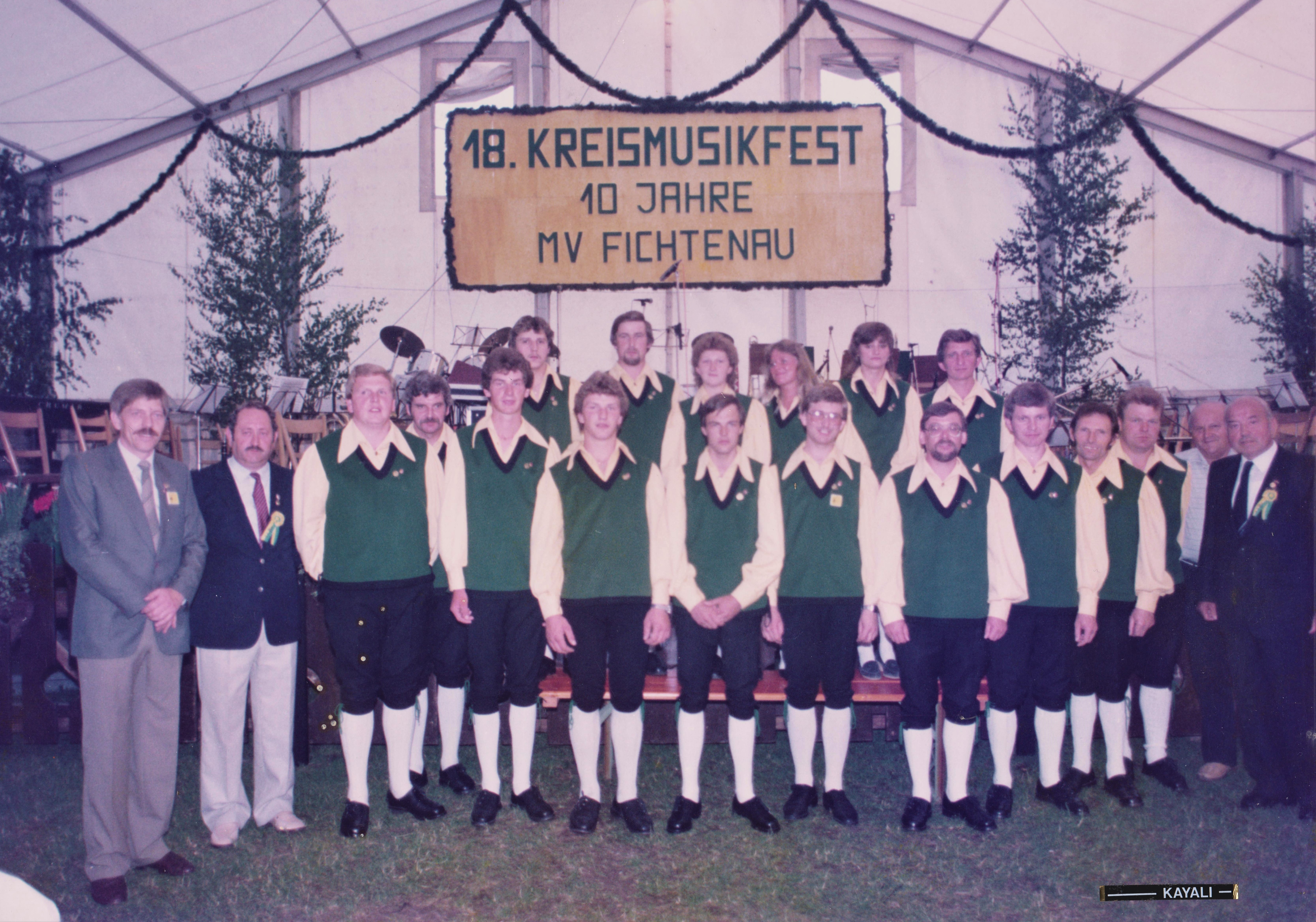Gruppenbild Musikverein Fichtenau aus dem Jahr 1983 anlässlich des 10-jährigen Bestehens