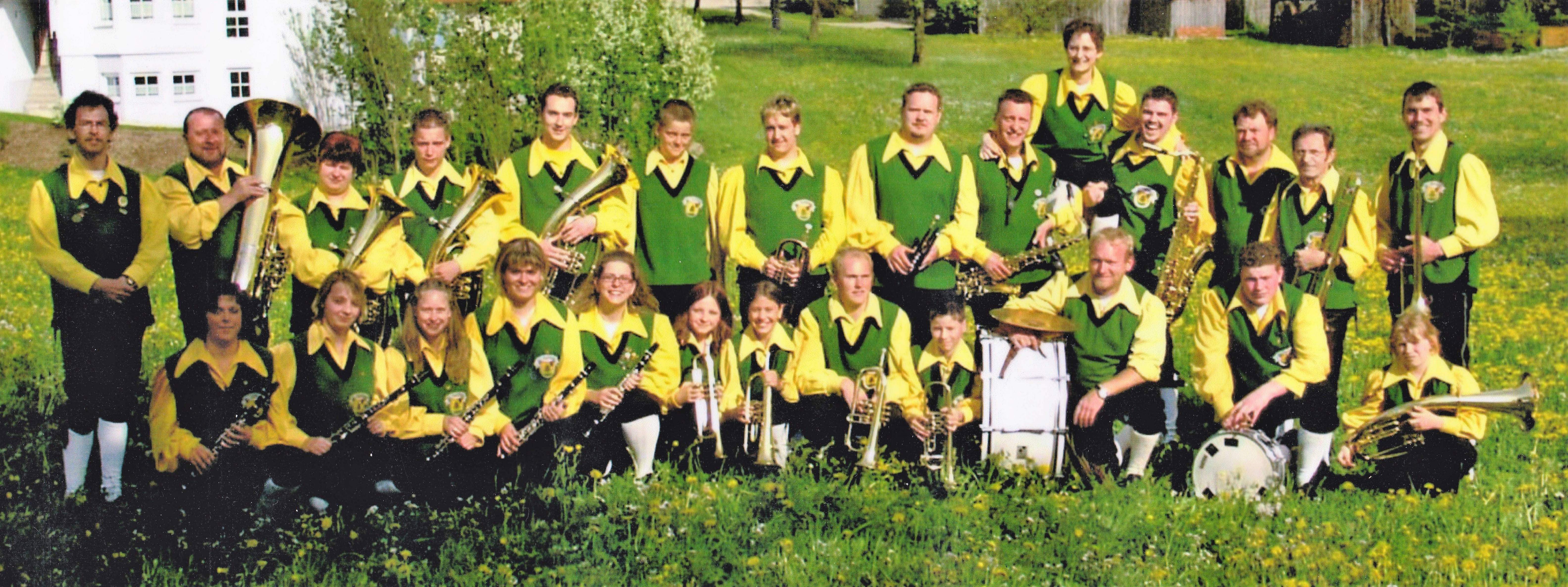 Gruppenbild Musikverein Fichtenau aus dem Jahr 2003 am 1.Mai